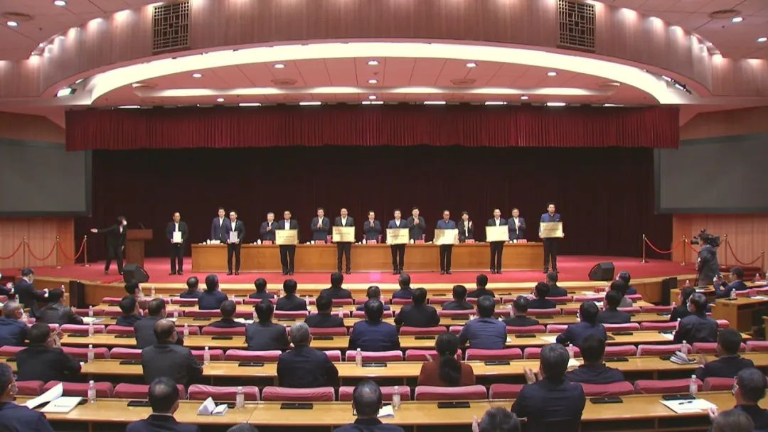 青岛企业家日丨以萨董事长李凡平应邀出席全市民营经济高质量发展工作会议并作发言